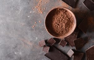 Scaglie di cioccolato e cacao in polvere